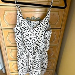 Le Lis brand print short romper. Medium- could fit small! Elastic waist.